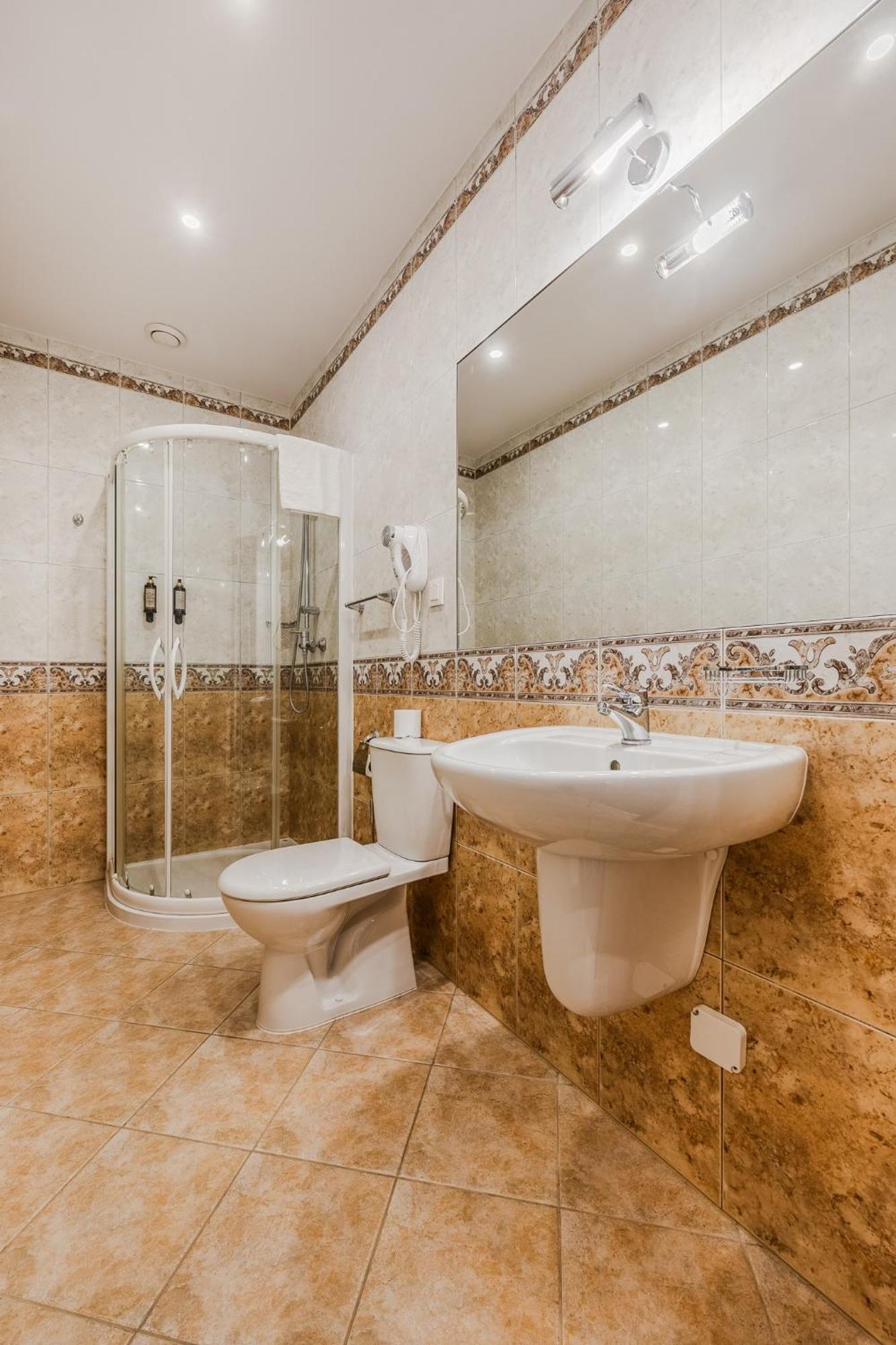 Hotel Caro Познань Экстерьер фото